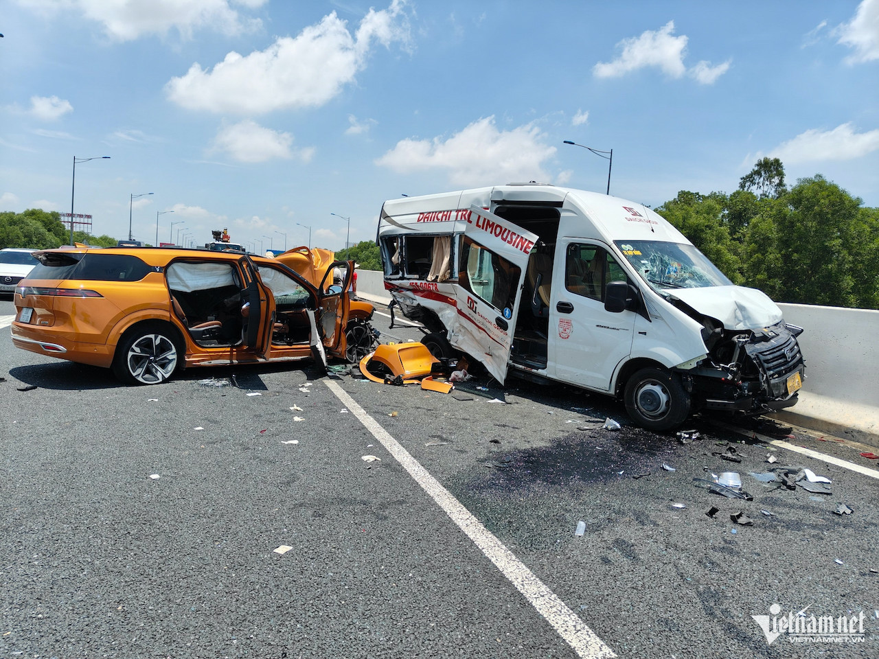 Tai nạn trên cao tốc: Giữ nguyên hiện trường đâu phải đứng giữa đường cãi vã
